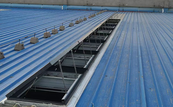 某城市大型商业综合体中庭白河排烟窗工程